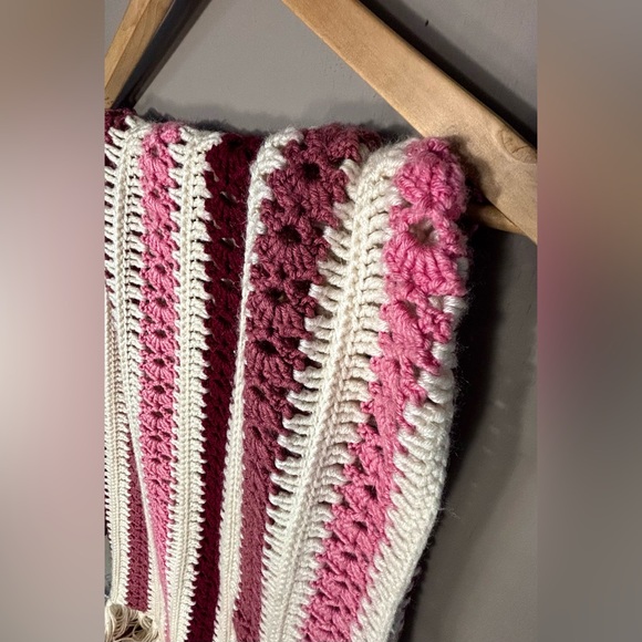 HANDCRAFTED Knitted Fringe Throw - Picture 3 of 5